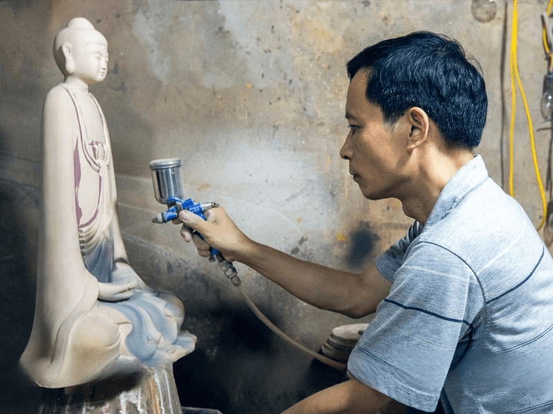 Hình ảnh nghệ nhân Minh Quang tỉ mỉ hoàn thiện sản phẩm