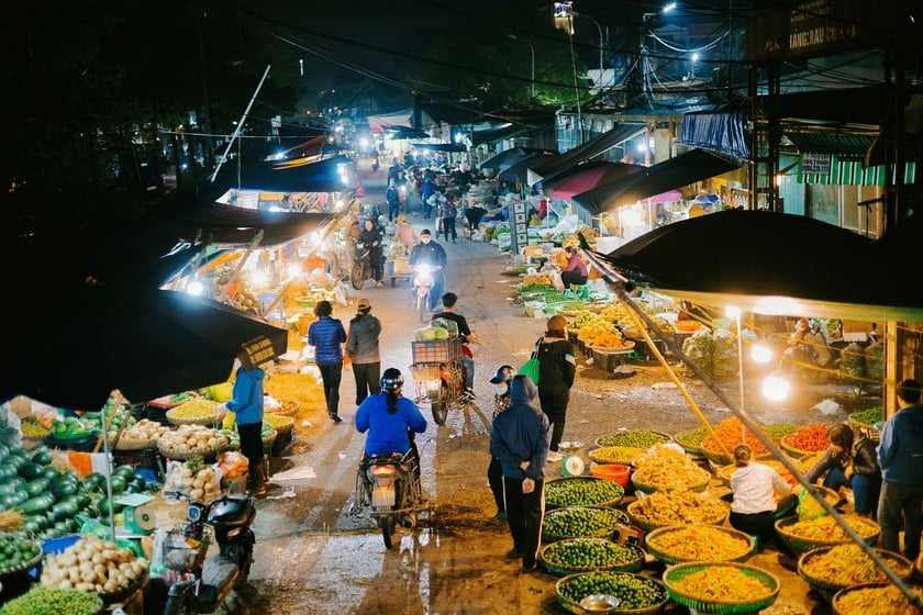 Khám phá ẩm thực và chợ đêm Long Biên