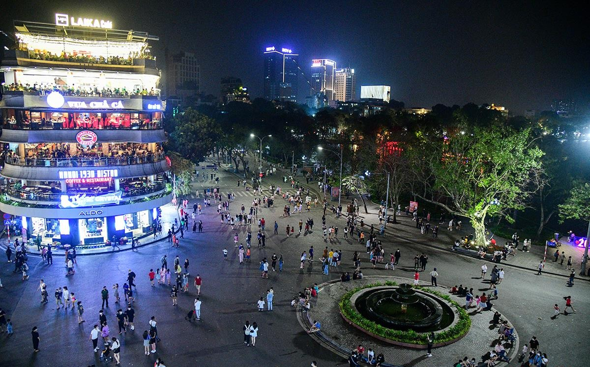 Khám phá phố đi bộ Hồ Gươm vào cuối tuần