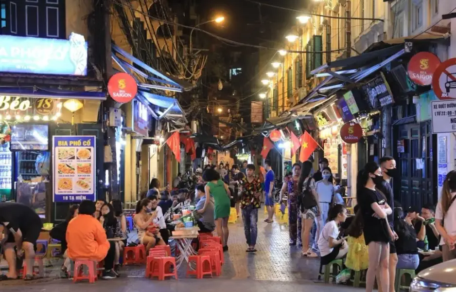 Không gian và bầu không khí đặc trưng của chợ đêm phố cổ Hà Nội