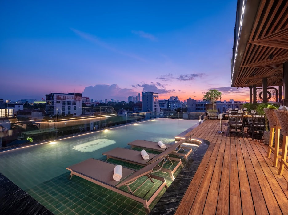 Tonkin Luxury Boutique Hotel & Spa - không gian thư giãn với hồ bơi vô cực và tầm nhìn tuyệt đẹp ra toàn cảnh thành phố