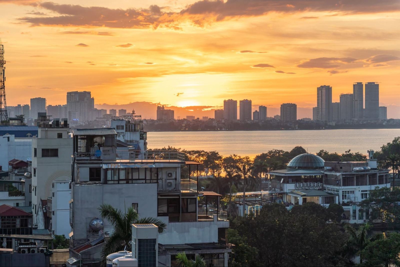 Tonkin sở hữu view ngắm trọn hoàng hôn rực rỡ trải dài trên mặt hồ Tây