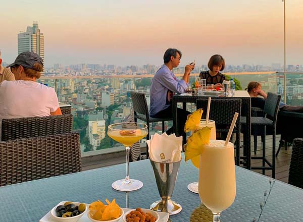 cocktails at the summit bar