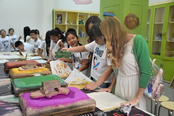 Trẻ em trải nghiệm tại Không gian sáng tạo tại bảo tàng