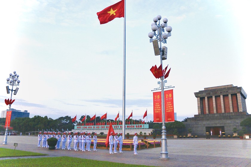lá cờ đỏ tung bay