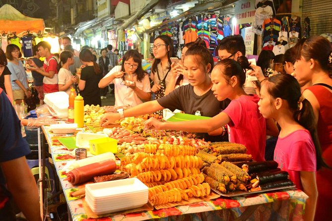 Vietnamese street food in Old Quarter Night Market (Source: yesd)