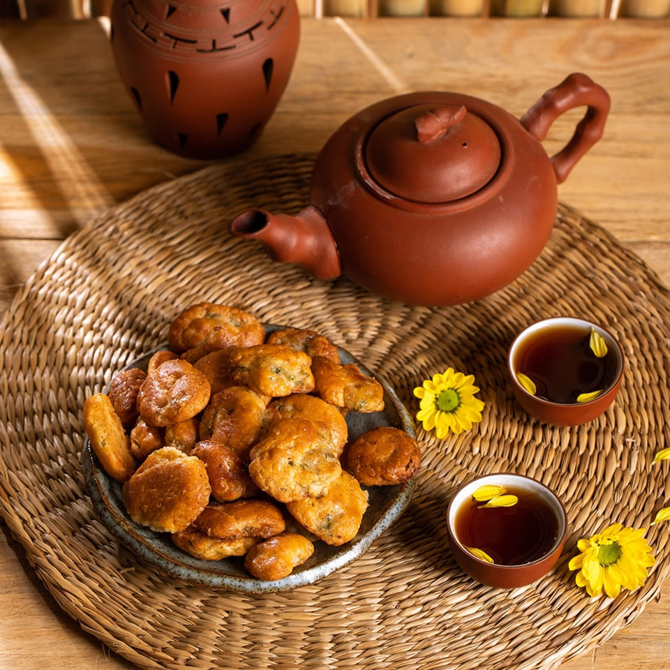 Miếng bánh chả vàng ươm, ngậy bùi đặc sản của Hà Nội (Nguồn: vnaroma)