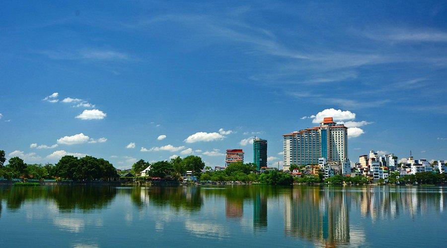 truc bach lake