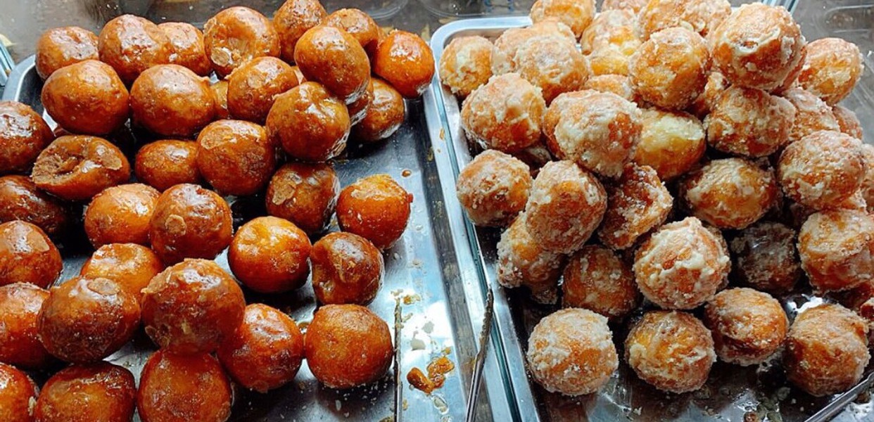 Món bánh rán đường mật ngọt ngào là món ăn vặt đường phố nổi tiếng tại Hà Nội (Nguồn: Tiệm Bánh Rán Đường Mật - Vương Thừa Vũ)