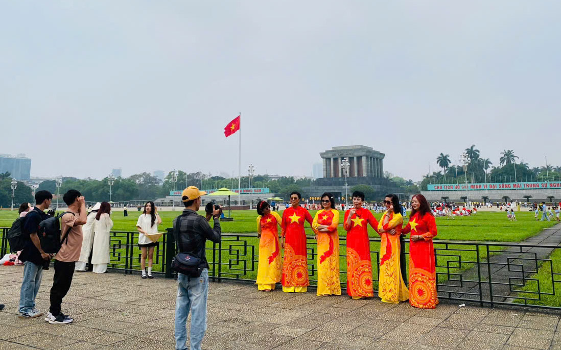 Du khách tham quan Lăng Bác