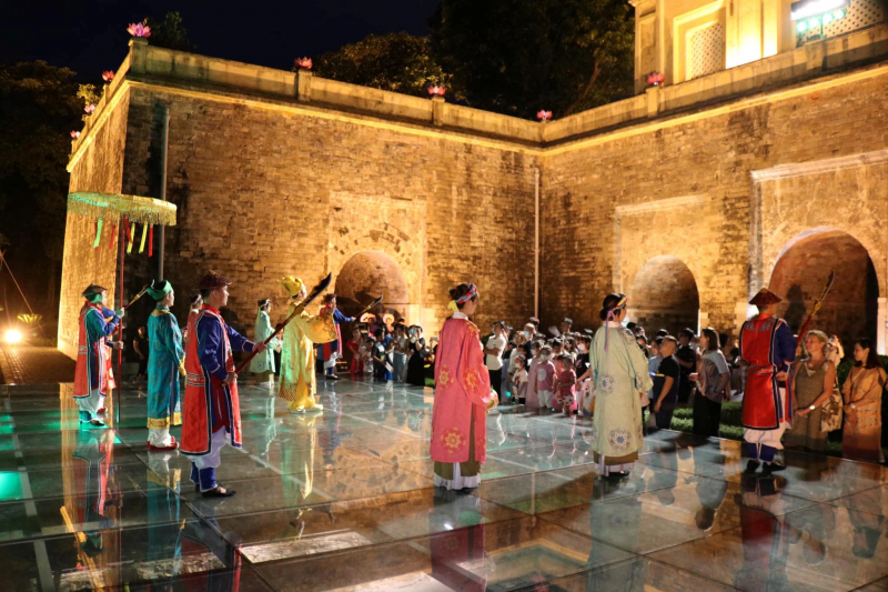Trải nghiệm tour khảo cổ “giải mã Hoàng thành Thăng Long”