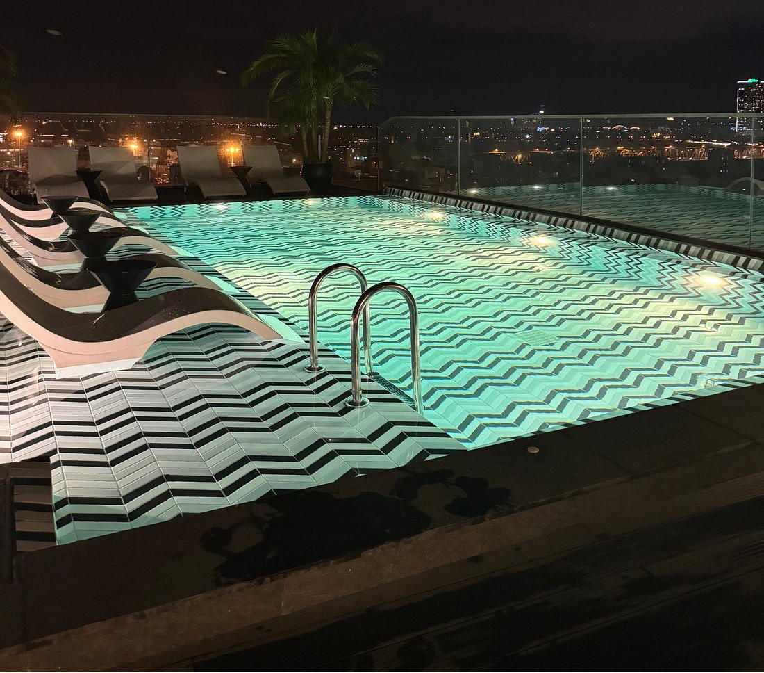 pool bar classyc hotel