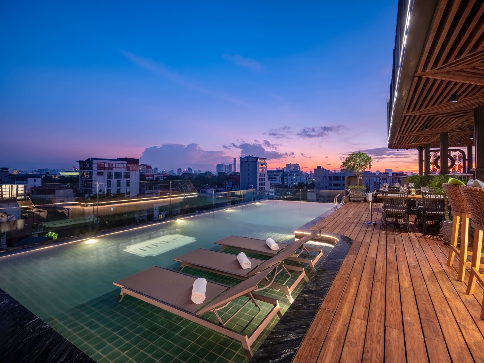 pool bar tonkin