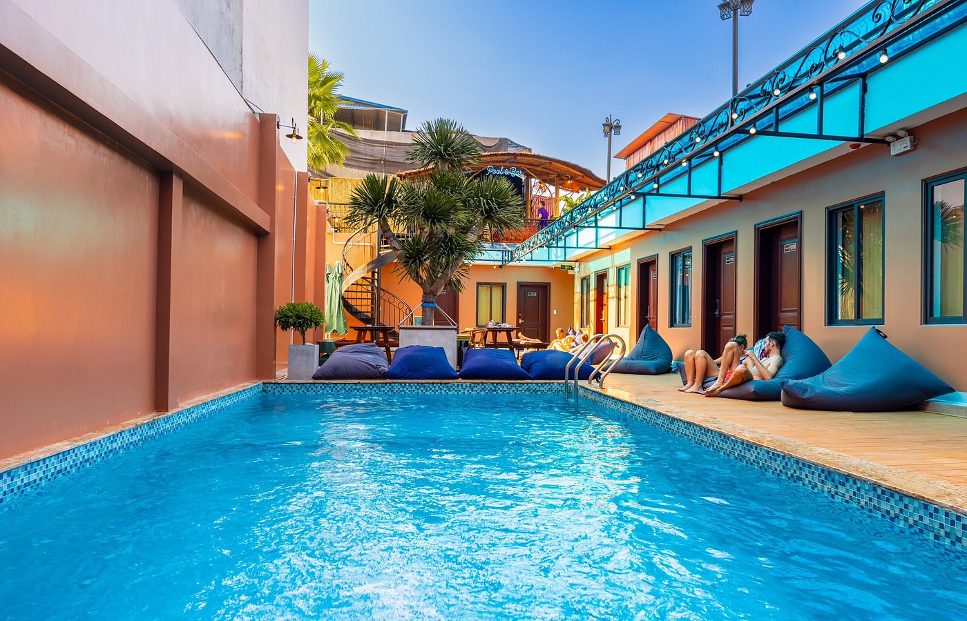 the one rooftop pool bar
